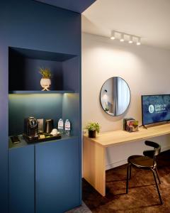 班斯科幸运班斯科公寓式酒店Spa及休闲的客房设有书桌和镜子