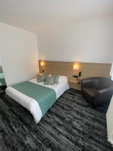 瑟堡卢浮宫酒店的配有一张床和一把椅子的酒店客房