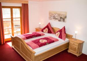 福森潘森卡瑞纳酒店的一间卧室配有一张带红色枕头的大床