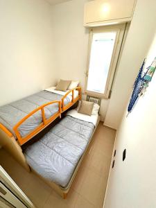 里米尼Giardino al mare的小型客房 - 带2张床和窗户