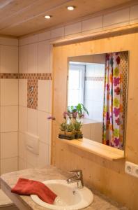 福森潘森卡瑞纳酒店的一间带水槽和镜子的浴室