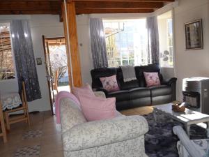 克拉伦斯Gentle Presence Cottages的客厅配有沙发和桌子