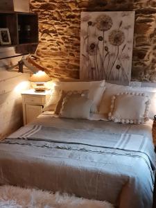 MezzenileIl Meriggio的卧室配有白色的床铺和石墙