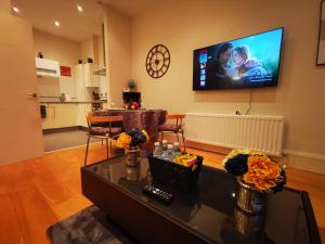 贝尔法斯特2br Modern Luxury Loft Apartment的客厅的墙上配有平面电视。