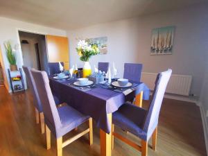 贝尔法斯特2br Spacious City Centre Apartment的餐桌、蓝桌布和椅子
