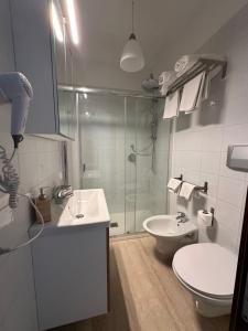 弗洛里迪亚Crispi 10的带淋浴、卫生间和盥洗盆的浴室