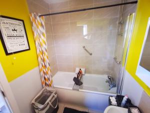 贝尔法斯特3br Cosy Modern Stay的一间带浴缸和淋浴的小浴室