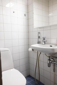 赫尔辛基2ndhomes Fabianinkatu Apartments的白色的浴室设有水槽和卫生间。