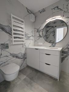 梅尔诺Apartament nad Morzem w Sea & Lake Mielno的一间带卫生间和镜子的浴室