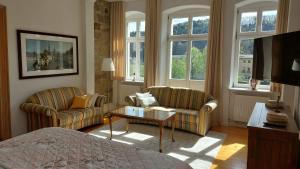 巴特尚道Villa Norma的一间卧室配有一张床、两把椅子和一张桌子