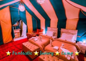 梅尔祖卡Fantastic Luxury Camp的一间帐篷内带两张床的卧室