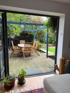 伦敦Urban Oasis Chic 1BR Flat with Spacious Garden的露台设有桌椅