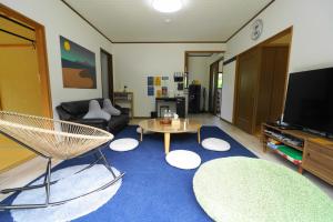 大岛一棟貸しの宿 OKAYADO的客厅配有沙发和桌子