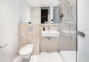 布拉格Hotel Golf Prague的浴室配有卫生间、盥洗盆和淋浴。