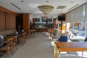 伊斯坦布尔Vplus hotel atasehir的一间带桌椅的餐厅和一间酒吧