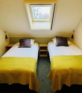 哈弗尔特沃迪尔旅馆的小型客房 - 带2张床和窗户