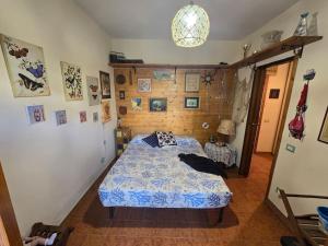 Marina di CerveteriAdria Home House的一间卧室配有一张带蓝色棉被的床