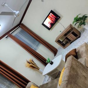 蒙巴萨CND Luxury Homes的客厅享有高空的景色,配有沙发和电视