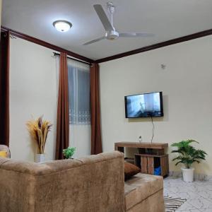 蒙巴萨CND Luxury Homes的带沙发和平面电视的客厅