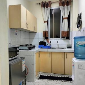 蒙巴萨CND Luxury Homes的一间带水槽和炉灶的小厨房