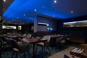 肯梅尔肯梅尔海湾酒店及休闲度假地的一间设有桌椅和蓝色天花板的用餐室