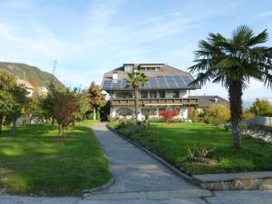 卡尔达罗Residence Preyhof的屋顶上设有太阳能电池板的房子