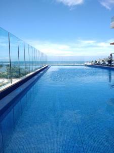圣玛尔塔AC Hotel By Marriott Santa Marta的大楼顶部的大型游泳池