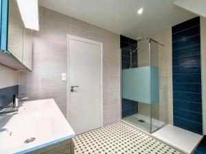 拉瓦勒Appartement et Maison Espace Mayenne的带淋浴和盥洗盆的浴室