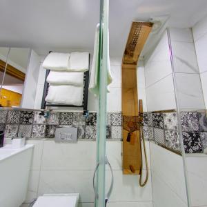 伊斯坦布尔Denis suit apart的带淋浴、卫生间和毛巾的浴室