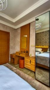 伊斯坦布尔Denis suit apart的一间卧室配有两张床、一张桌子和一面镜子
