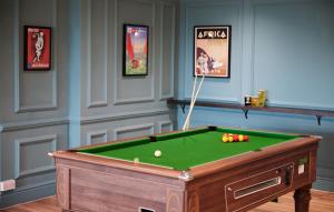 希灵登伦敦希思罗机场5号航站楼提斯特尔酒店的一间设有台球桌及球的房间