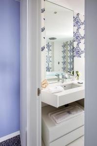 蒙泰迪普罗奇达Villa Aragonese Rooms的一间带水槽和镜子的浴室