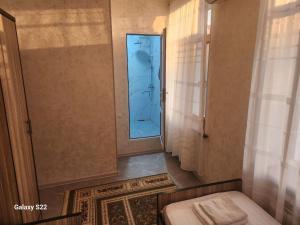 撒马尔罕Hostel Highway的带淋浴、卫生间和镜子的浴室