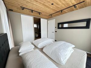 胡萨费尔Holiday Home的卧室配有2个白色枕头