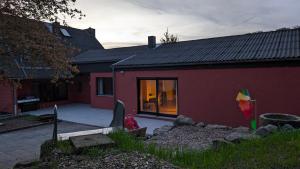 圣英贝特FeWo Sonnenschein Bungalow的红色的房子,有窗户和院子
