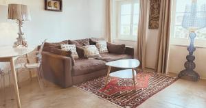 波朗特吕阿雪依Spa酒店的客厅配有棕色沙发和桌子