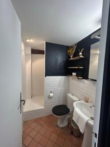 吉维瓦尔authentic by balladins - Domaine Malar的浴室配有卫生间、浴缸和水槽。