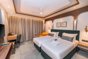 孟买Ajanta Continental-Mumbai Airport的配有一张床和一张书桌的酒店客房