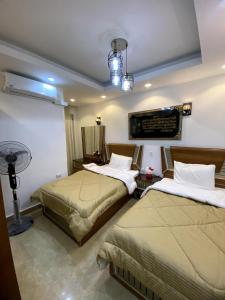 开罗شقة فندقية 108的酒店客房配有两张床和风扇