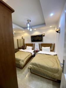 开罗شقة فندقية 108的配有两张床铺的房间
