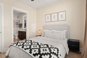 坦帕Luxurious Urban Retreat with Amazing Amenities的一间卧室配有一张带黑白毯子的床