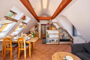 巴特维尔德巴德Schwarzwaldnest的厨房以及带桌椅的起居室。