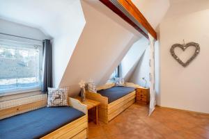 巴特维尔德巴德Schwarzwaldnest的客房设有两张床和窗户。
