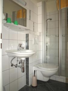 马耳他胡伯特斯盖斯特豪斯酒店的一间带水槽和卫生间的浴室