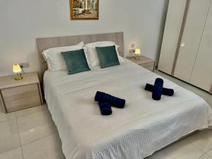 姆西达Msida Central Suites的一间卧室配有一张带蓝色枕头的床。