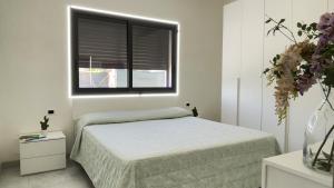 阿格里真托Ilizia Apartments的白色的卧室设有床和窗户
