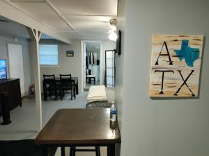 奥斯汀Make Yourself at Home的客厅配有桌子和墙上的绘画