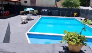 伊瓜苏大使酒店的后院的游泳池,带有蓝色的游泳池