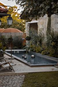 利布尔讷La Maison Mulatô, demeure privée d'hôtes, piscine & spa Libourne, Saint-Emilion的花园内的台球桌,上面有球