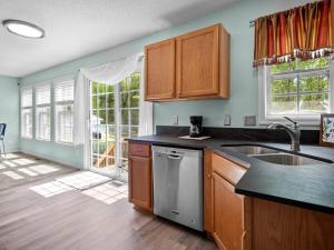 杰克逊维尔Liberty Hills Retreat的一个带水槽和洗碗机的厨房